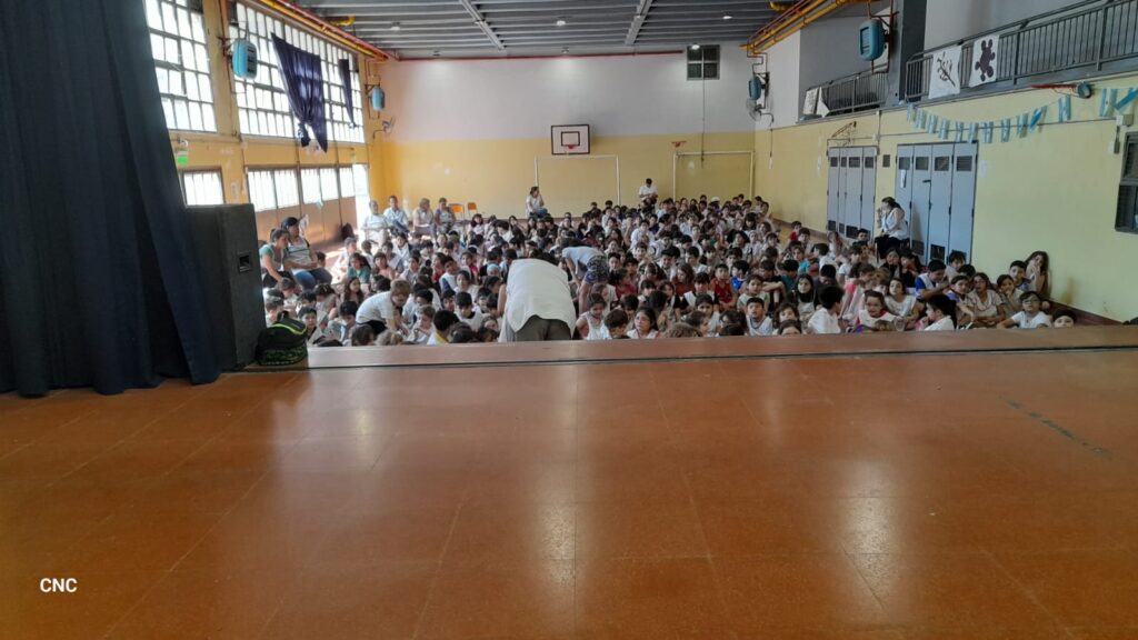 V Encuentro de Escritores en la Escuela Australia: Leandro Murciego, Silvia Crespo, Carlos Norberto Carbone, Marta Peralta, María Laura Burattini, Karina Lerman y Fabian Leppez.