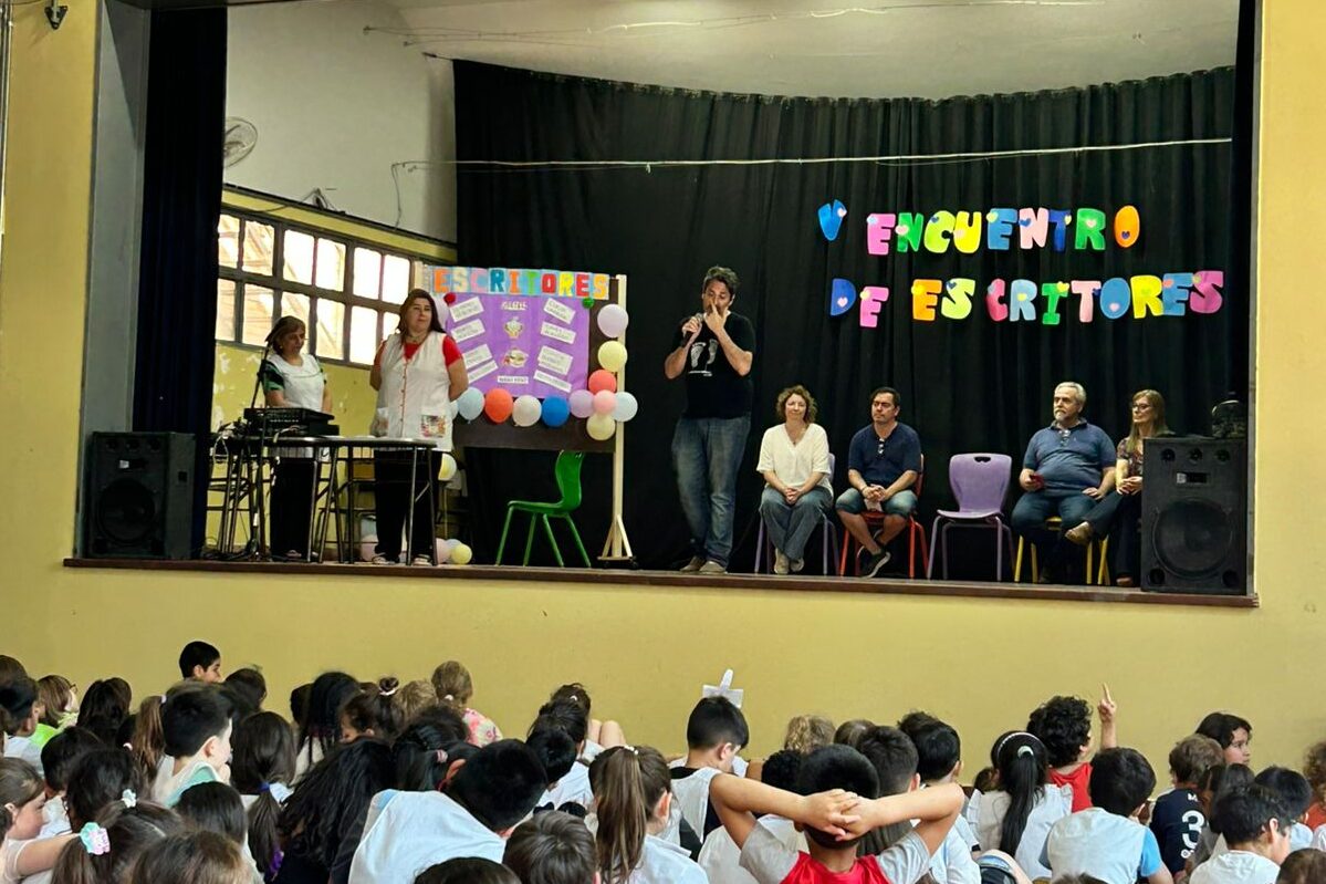 Leandro Murciego (poeta, periodista, coach literario) hablando en la presentación de la segunda jornada del V Encuentro de Escritores en la Escuela Australia