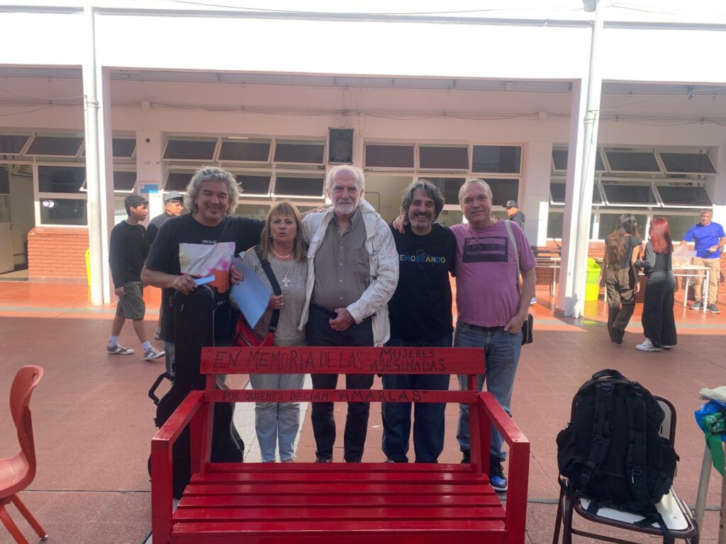 Gabriel Torres, Mirta Venezia, Osvaldo Ortemberg, Leandro Murciego y Gustavo Tisocco presentando Memoreando en la Escuela Media pública Rumania