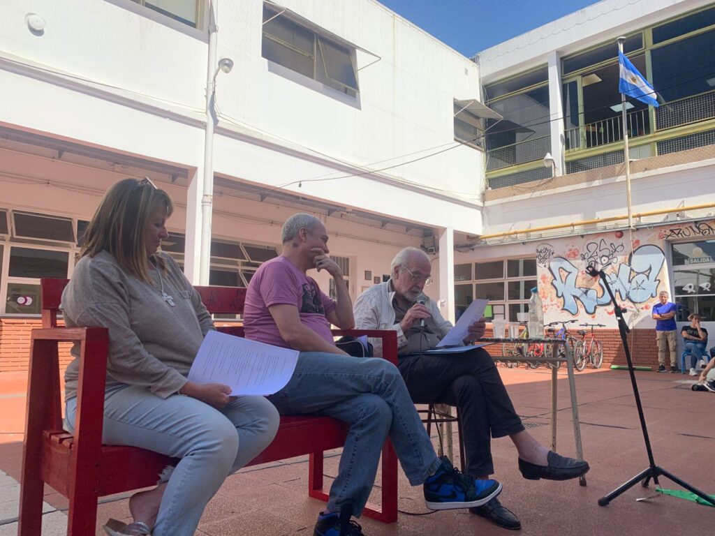 La antología poética MEMOREANDO (de descarga LIBRE y GRATUITA) llegó a las escuelas medias públicas del AMBA. La primera visita fue en el barrio de Villa Real y se realizó ante 420 alumnes (entre mañana y tarde). Aquí los primeros pasos de este proyecto poético/social. Descubrí parte del trabajo.