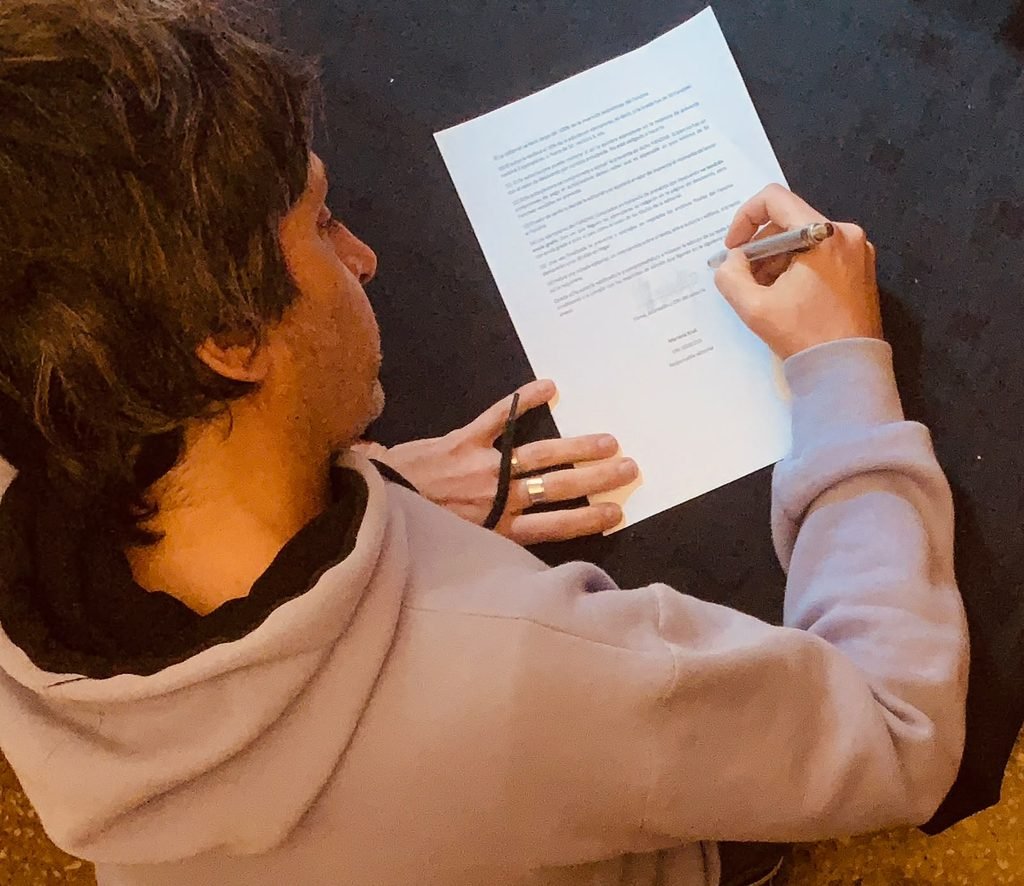 ¿Qué relación secreta une a la palabra deudo con endeudado? Cuando la muerte se lleva a un padre, ambos vocablos se vuelven uno solo: quedamos habitando la falta, cargando con una herencia de silencios y abrazos pendientes. De esa intemperie y de la orfandad nace «Endeudado», mi nuevo fanzine de poemas editado por Halley Ediciones. Un intento de cauterizar los recuerdos con tinta y engañar a la muerte a través del verso. 